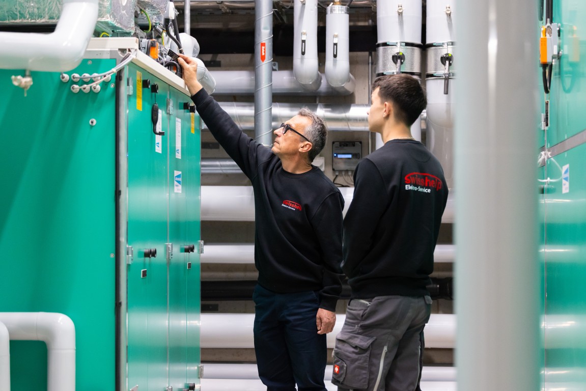 Techniker am offenen Sicherungskasten