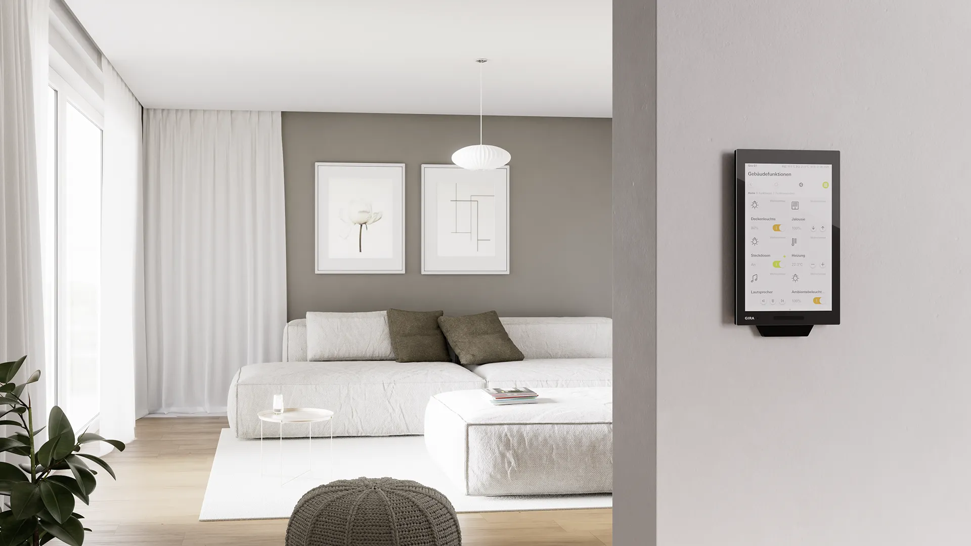 Smart-Home-Touchpanel an der Wand in einem hellen Wohnzimmer